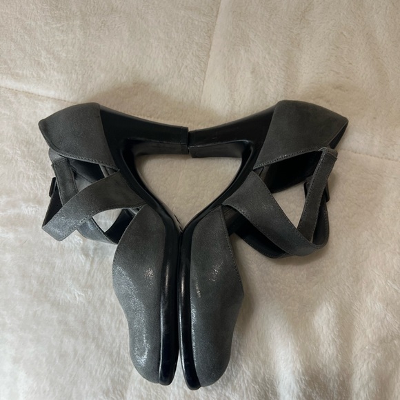 Aerosoles postage Gray Suede Cross Strap Comfort Pumps Closed Toe Heels size 8 - Picture 4 of 11